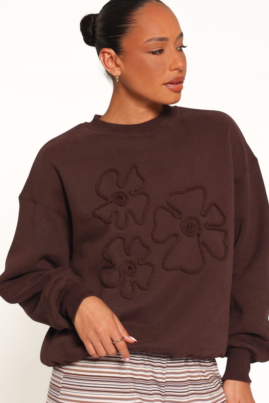 Sudadera bordada: marrón chocolate