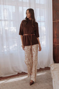 Satinhosen mit geradem Bein – braun mit Paisleymuster